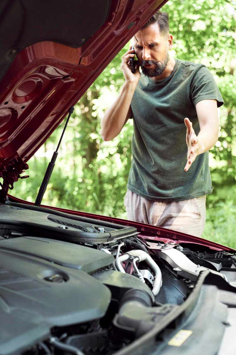 Junger Mann prüft Getriebeschaden bei Schrottauto Ankauf Nettetal